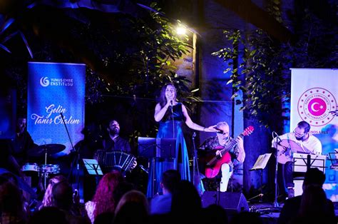 ¡El Concierto de Leyla: Una Noche Mágica en Estambul que Derritió Corazones! Una Fusión Explosiva de Música Turca Moderna y Tradicional.